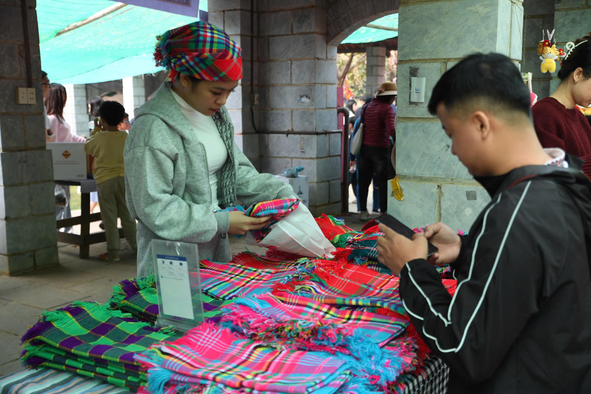 Rộn ràng chợ phiên vùng cao chào năm mới