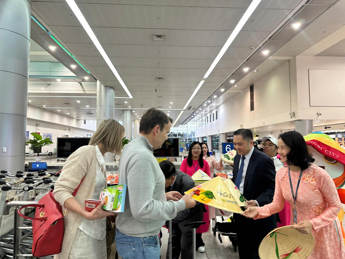 Lãnh đạo Sở Du lịch TP Hồ Chí Minh tặng nón lá cho du khách. Ảnh: H.T