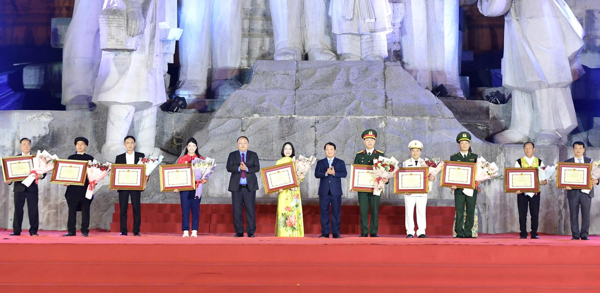 Bí thư Tỉnh ủy Tuyên Quang Hầu A Lềnh và Chủ tịch UBND tỉnh Phan Huy Ngọc trao danh hiệu Công dân tiêu biểu cho các cá nhân. Ảnh: Đ.S.