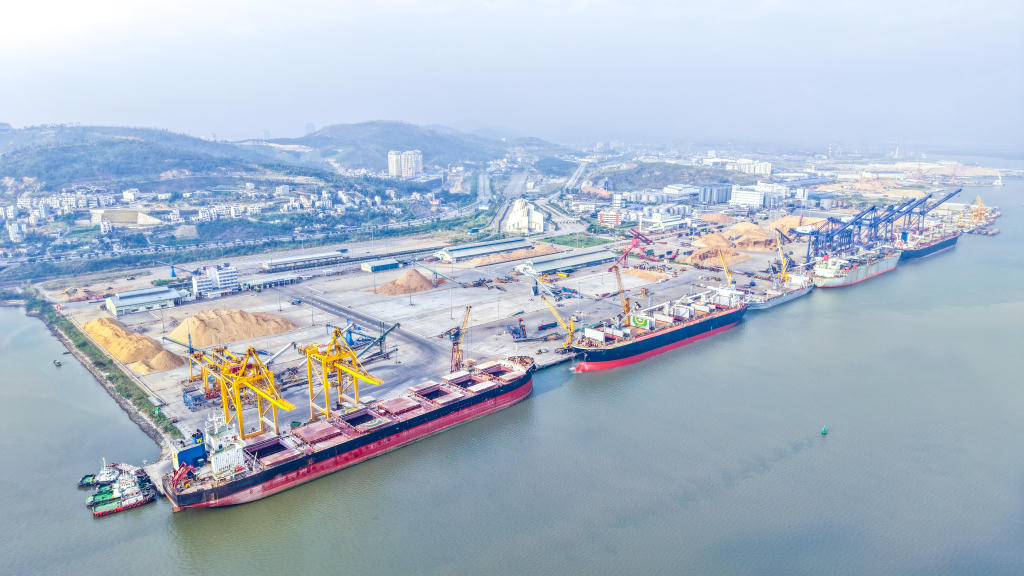 Tàu hàng trọng tải lớn vào làm hàng tại Cảng Cái Lân. Ảnh: QMG