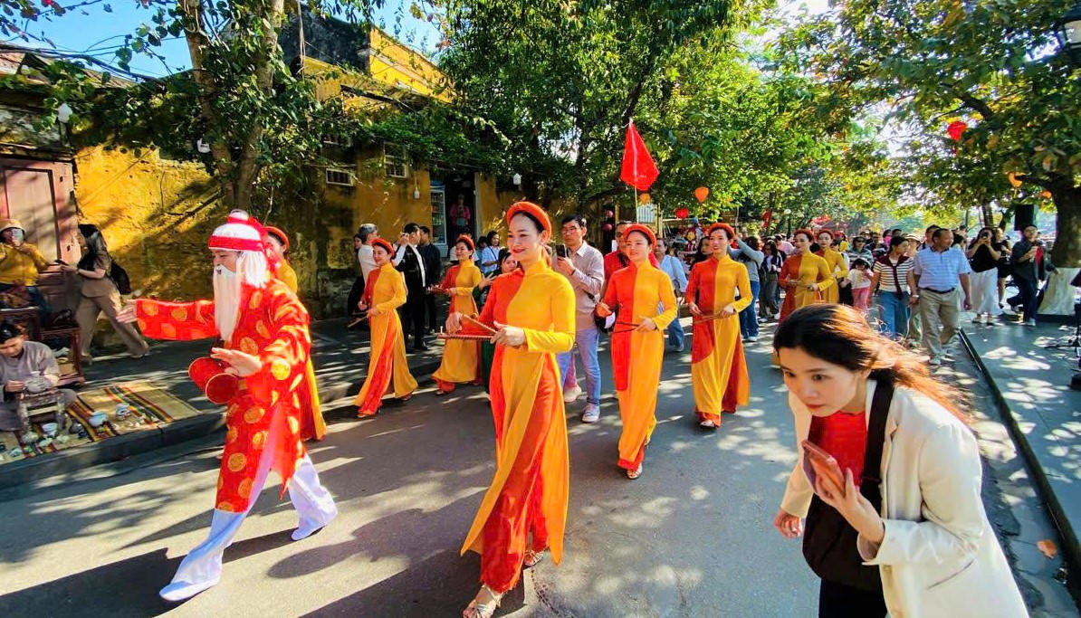 Phường Hội An tổ chức tiết mục đón đoàn khách&nbsp;Philippines đến tham quan phố cổ Hội An đầu năm mới 2026. Ảnh: Tấn Thành.