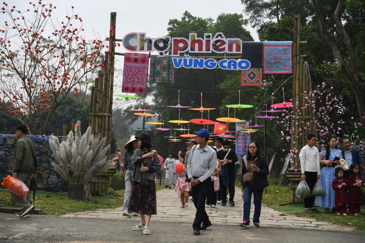 Phiên chợ tại Làng Văn hoá diễn ra từ ngày 1 - 4/1/2026. Ảnh: Phạm Sỹ.