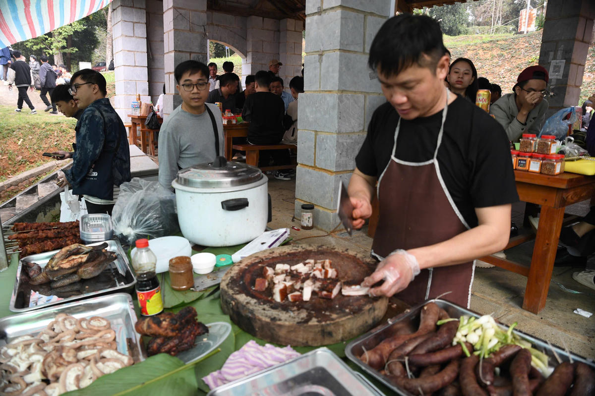 Rộn ràng chợ phiên vùng cao chào năm mới