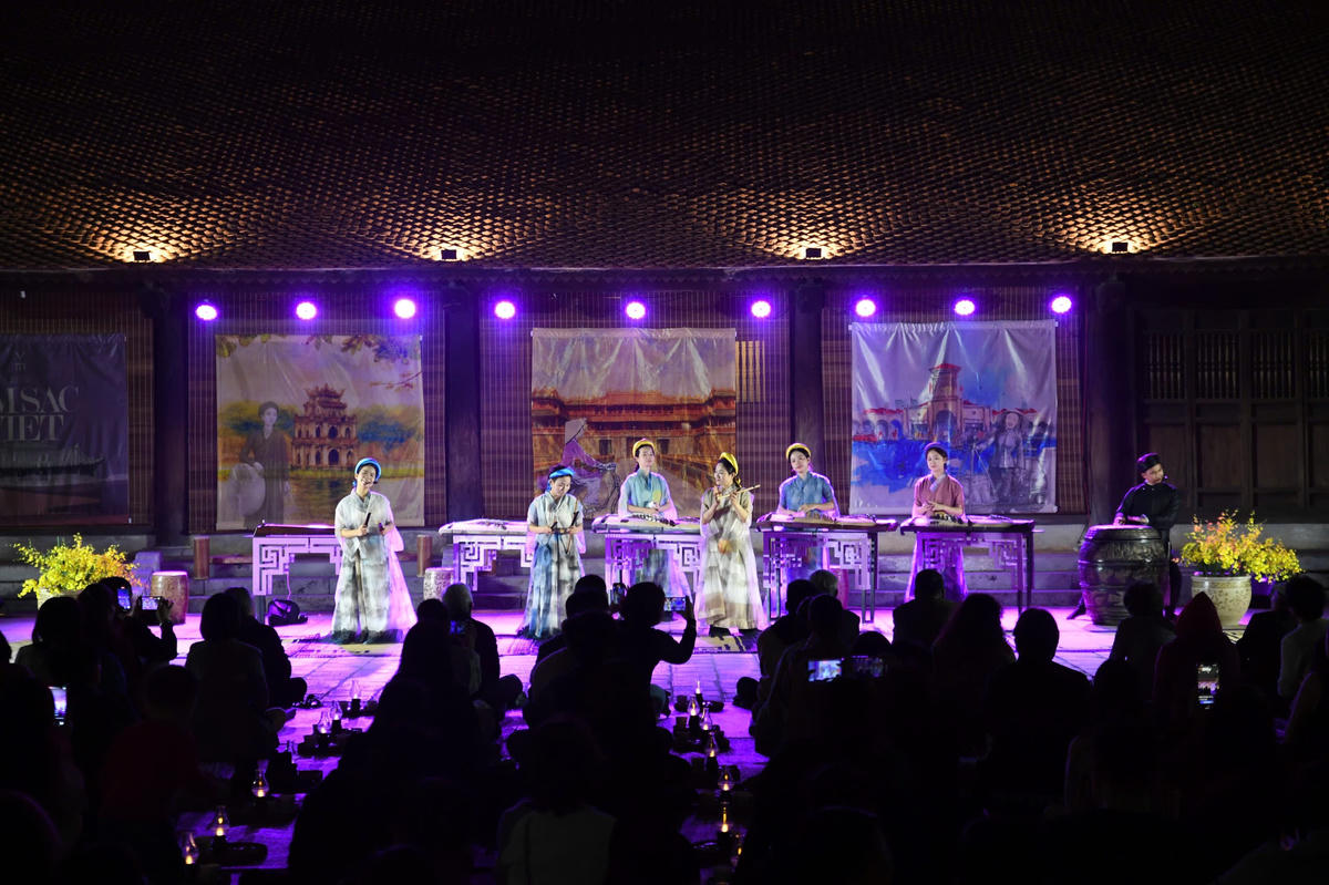 Chương trình "Âm sắc Việt" là bước thử nghiệm nhằm đa dạng hóa các sản phẩm văn hóa đêm tại di tích, hướng tới việc phát huy bền vững giá trị của Văn Miếu – Quốc Tử Giám trong đời sống văn hóa đương đại. Ảnh: Phạm Sỹ.