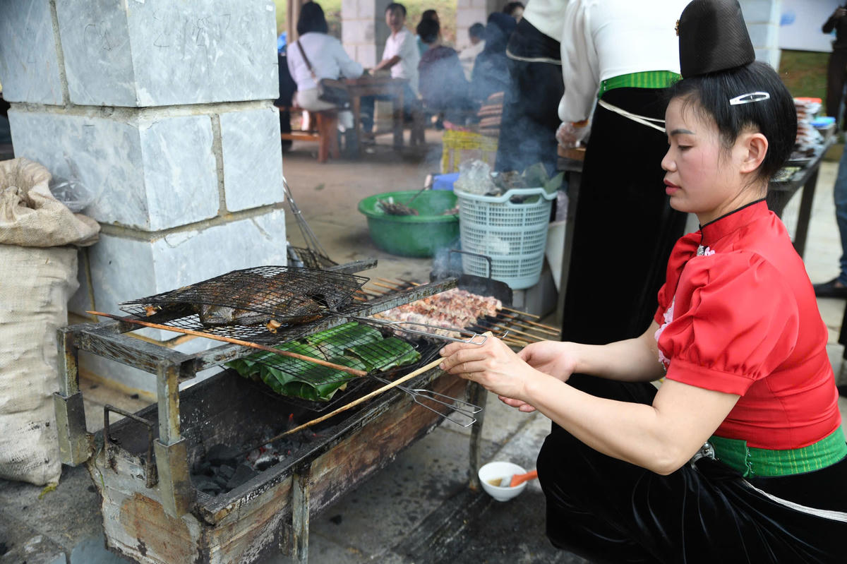 Rộn ràng chợ phiên vùng cao chào năm mới
