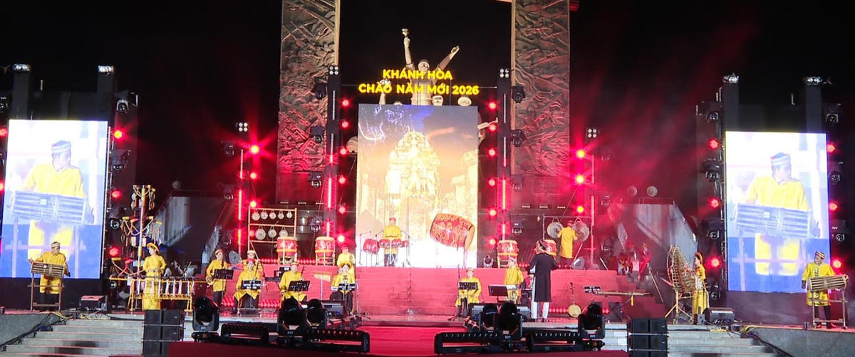 Tiết mục văn nghệ chào đón năm mới. (ảnh X.H)