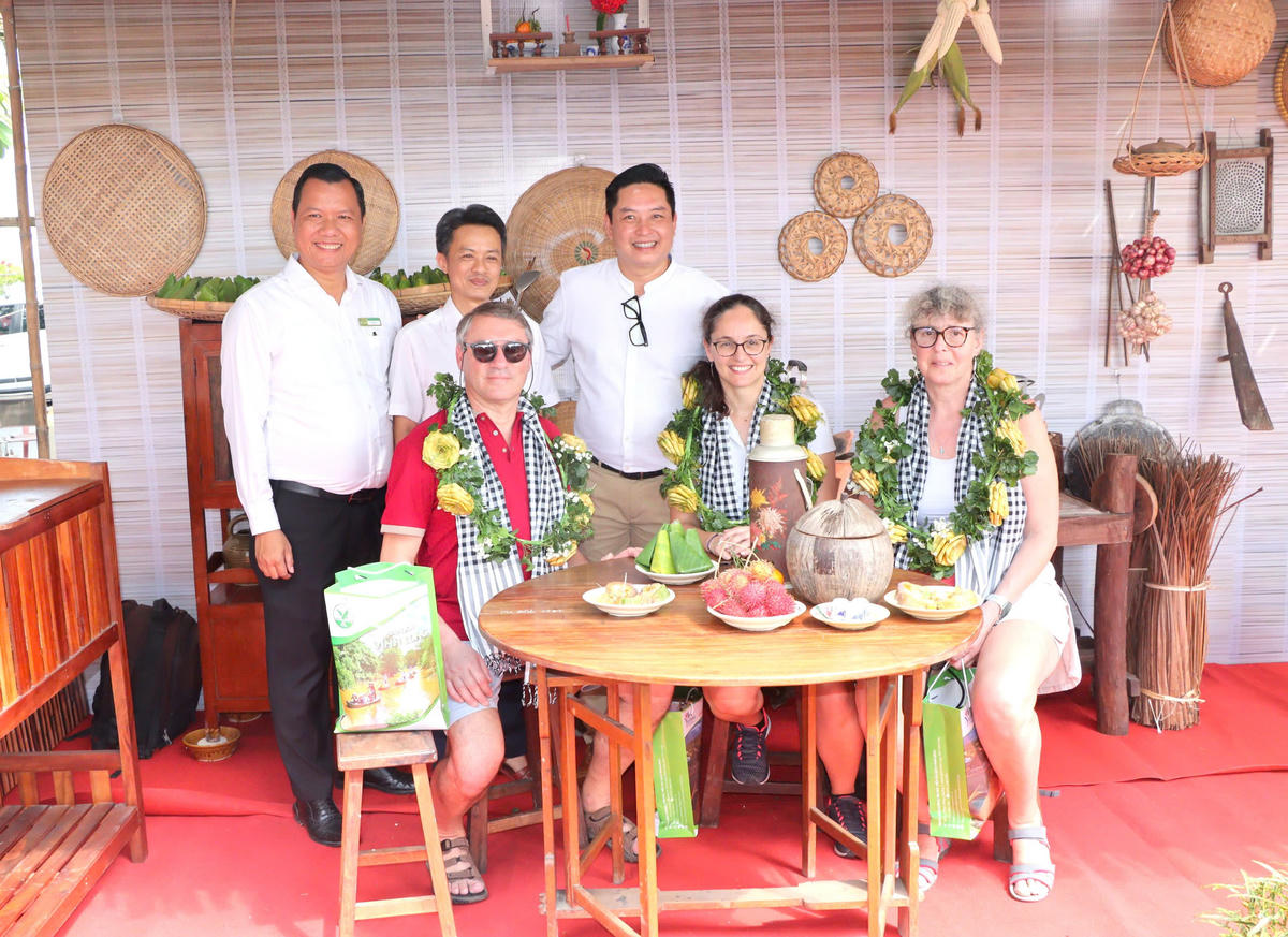 Du khách Pháp tham quan, trải nghiệm du lịch tại Vĩnh Long dịp đầu năm 2026. Ảnh: Trung Ngãi