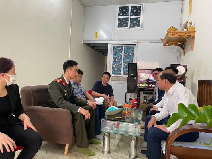 Các tổ công tác trực tiếp xuống từng hộ gia đình bị ảnh hưởng, vận động nhân dân tự giác tháo dỡ công trình, vật kiến trúc, cây cối nằm trong phạm vi giải phóng mặt bằng, góp phần sớm bàn giao mặt bằng sạch cho đơn vị thi công. Ảnh: TL