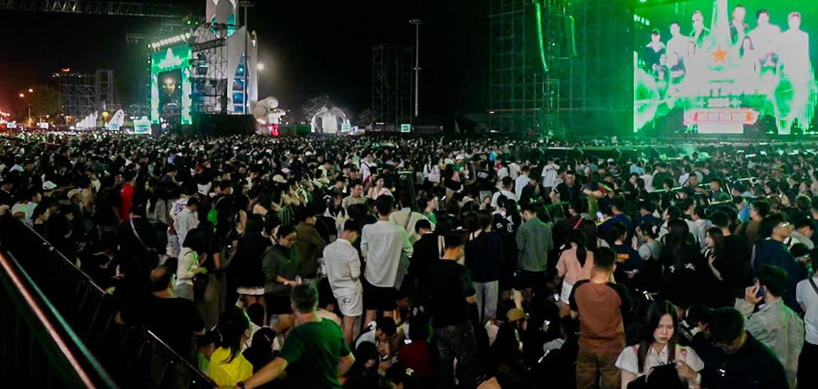 Quảng trường 2 tháng 4 Phường Nha Trang, chật kín khán giả đến xem văn nghệ chào đón năm mơi. (ảnh X.H)