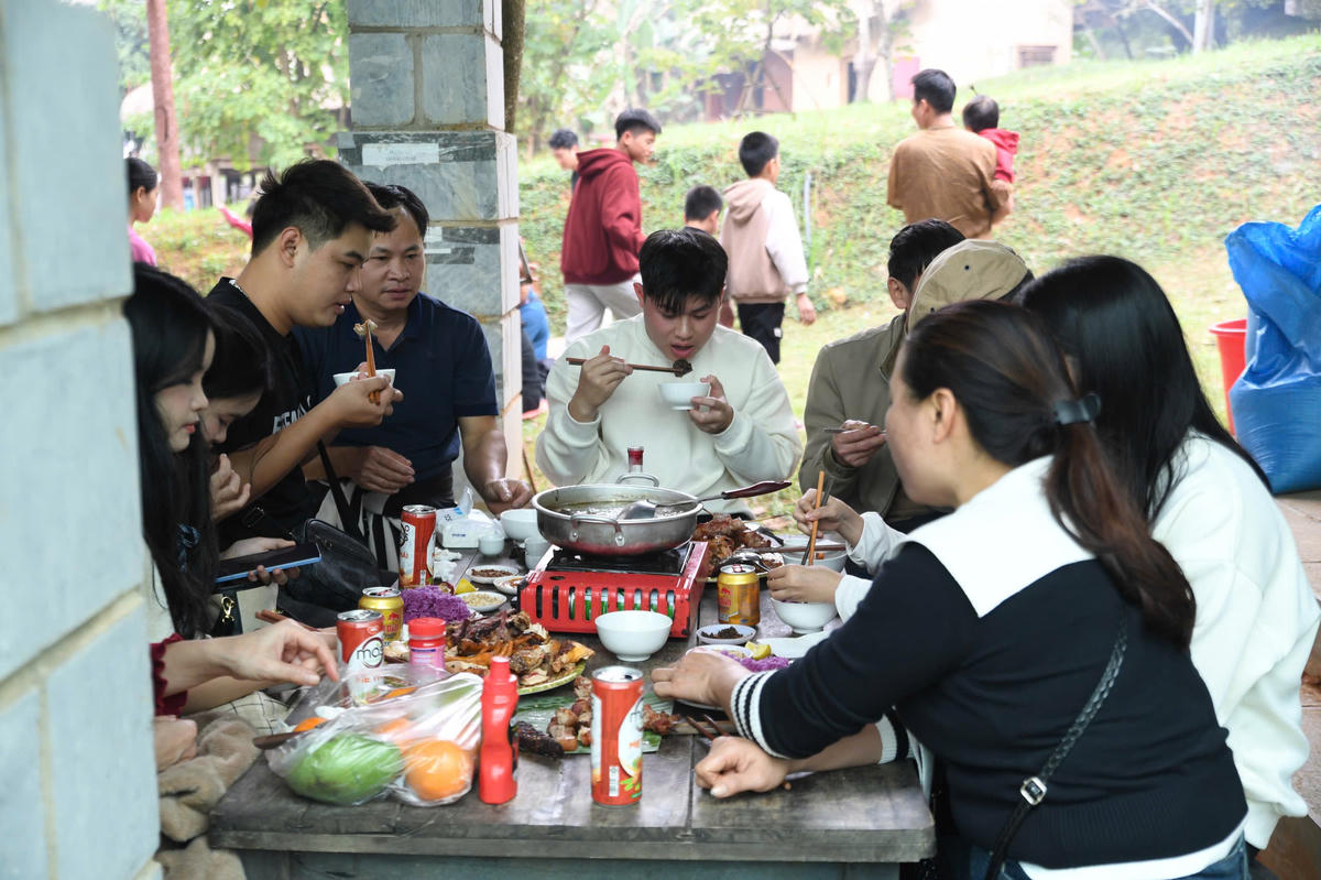 Thưởng thức thắng cố vùng cao. Ảnh: Phạm Sỹ.