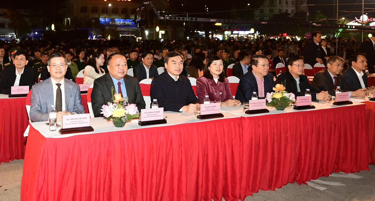 Lãnh đạo Tỉnh ủy, HĐND, UBND, Ủy ban MTTQ Việt Nam tỉnh Tuyên Quang và các đại biểu dự Chương trình. Ảnh: X.T.