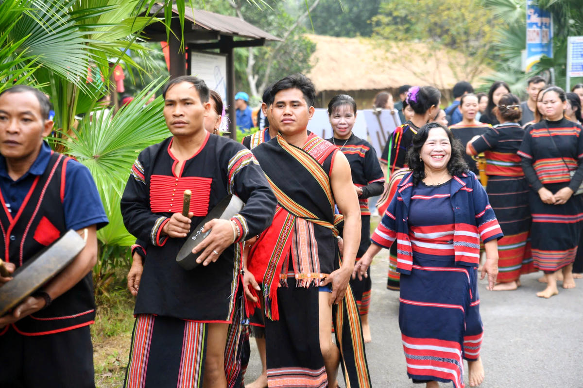 Đoàn nhà trai đi rước dâu. Ảnh: Phạm Sỹ.