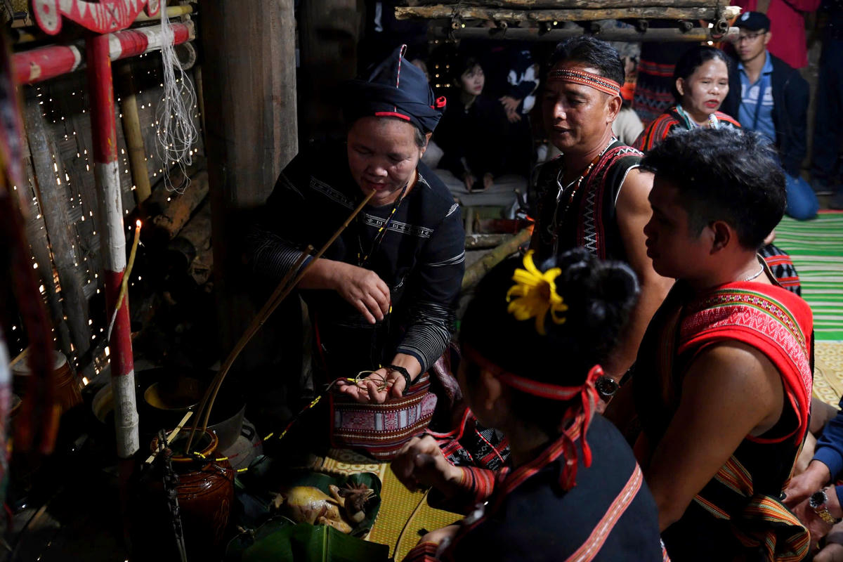 Mẹ cô dâu dặn dò đôi trai gái trước khi về chung một nhà. Ảnh: Phạm Sỹ.