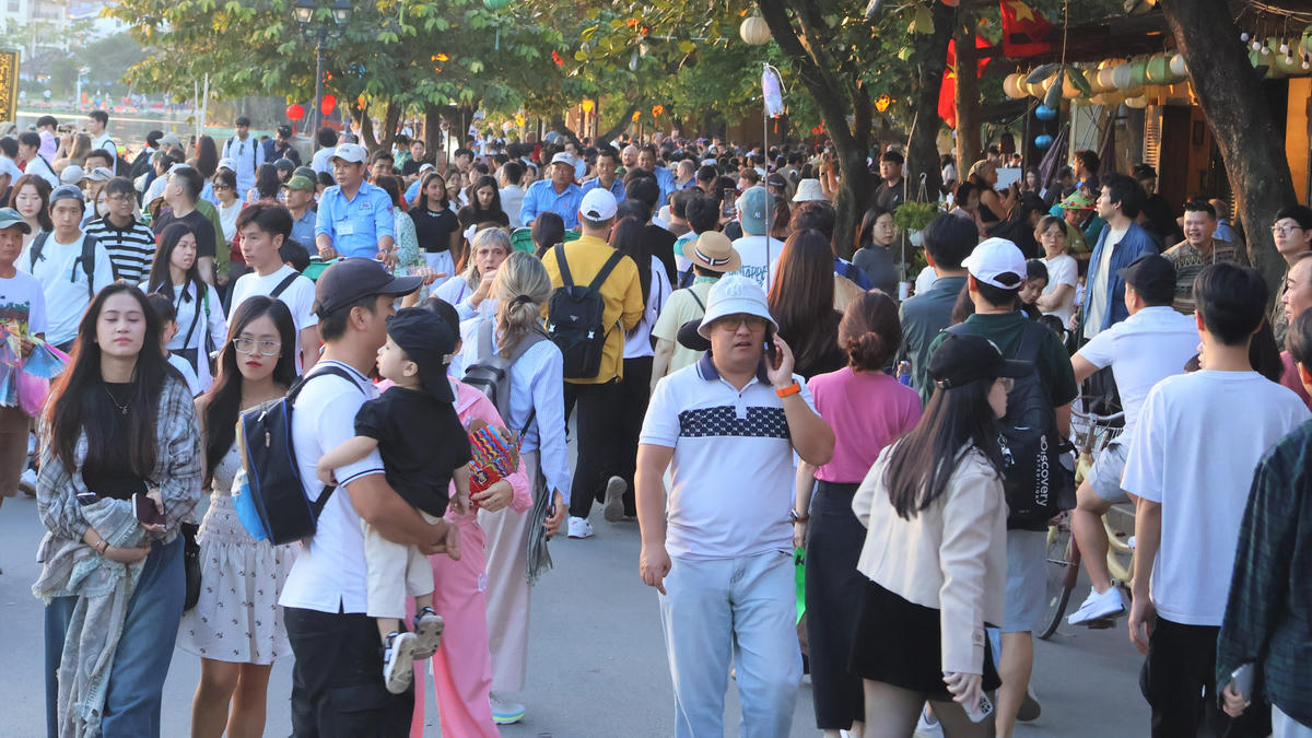 Tuyến đường Bạch Đằng, phường Hội An chất kín du khách. Ảnh: Chí Đại.