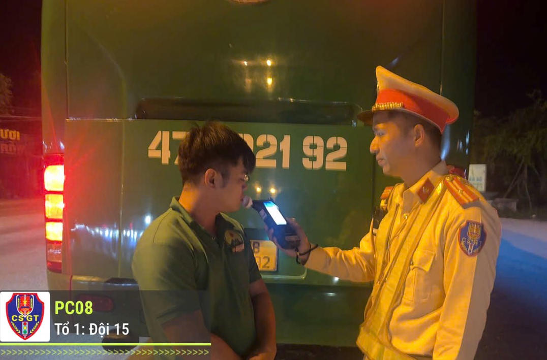 Lực lượng CSGT Công an Đà Nẵng đang đo nồng độ cồn tài xế xe khách. Ảnh: CV.