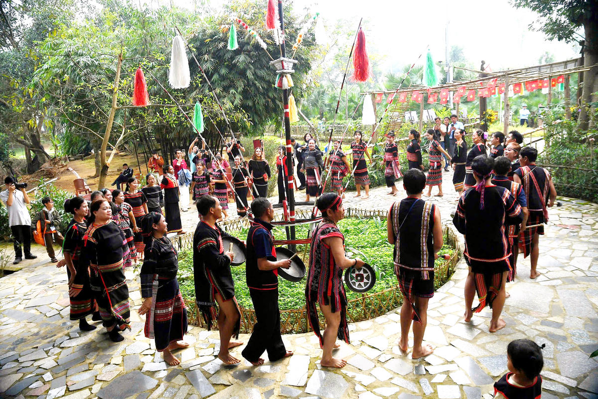 Sau khi nghi thức trao tặng lễ vật hoàn tất, không gian lễ cưới chuyển sang phần hội với tiếng chiêng, lời hát và những điệu múa rộn ràng, đây cũng là lời chúc mừng và cùng chung vui buôn làng vui với đôi vợ chồng trẻ. Ảnh: Phạm Sỹ.