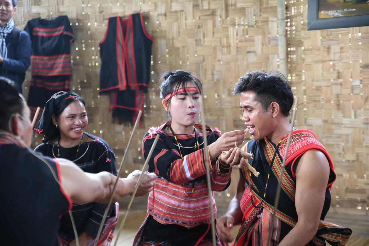 Những hành động thể hiện sự gắn bó và hạnh phúc của cô dâu và chú rể. Ảnh: Phạm Sỹ.