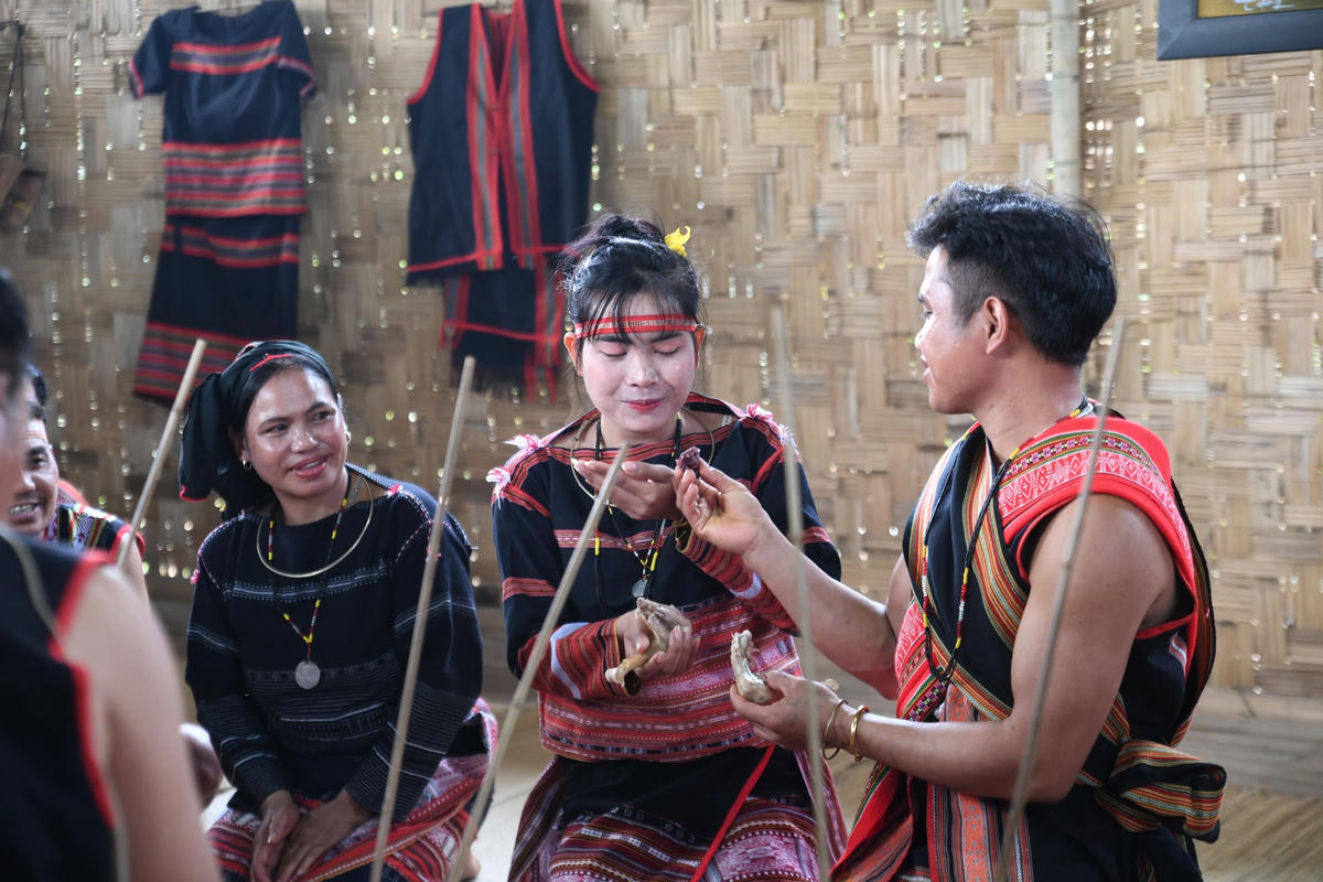 Đôi tân lang đút cơm và thịt cho nhau, trước sự chứng kiến hai bên họ hàng dân làng. Ảnh: Phạm Sỹ.