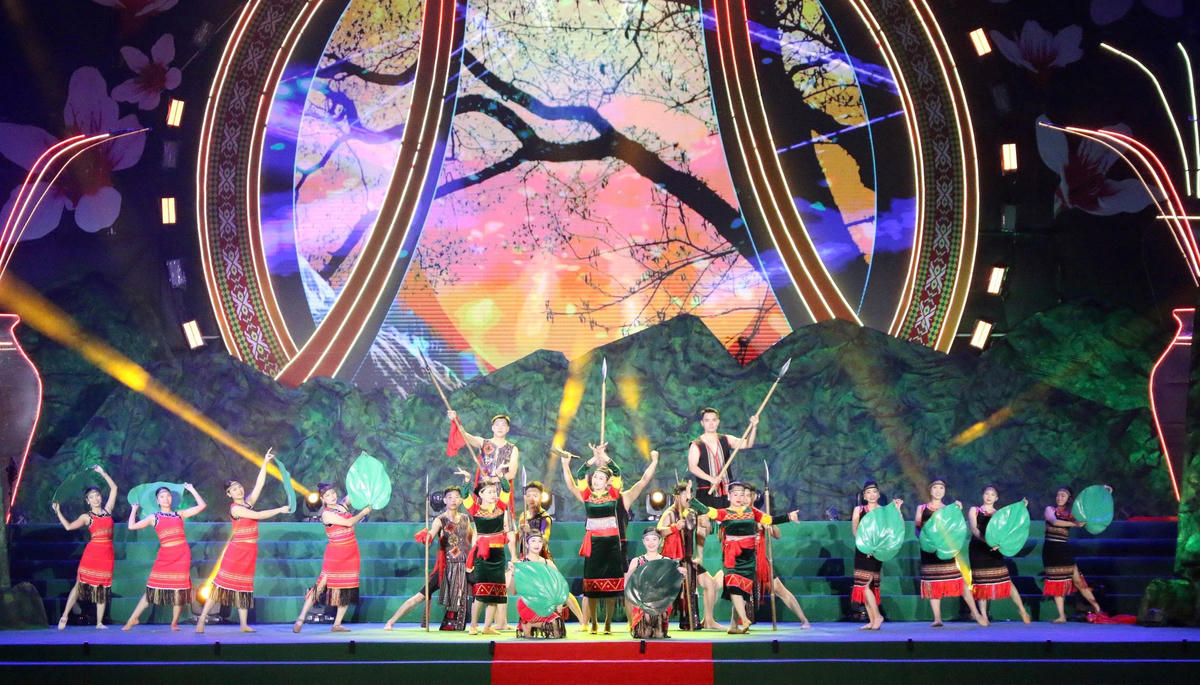 Một tiết mục múa văn nghệ tại lễ khai mạc tuần văn hóa du lịch với chủ đề “Măng Đen-Sắc hồng giữa đại ngàn”. Ảnh: Chí Đại.
