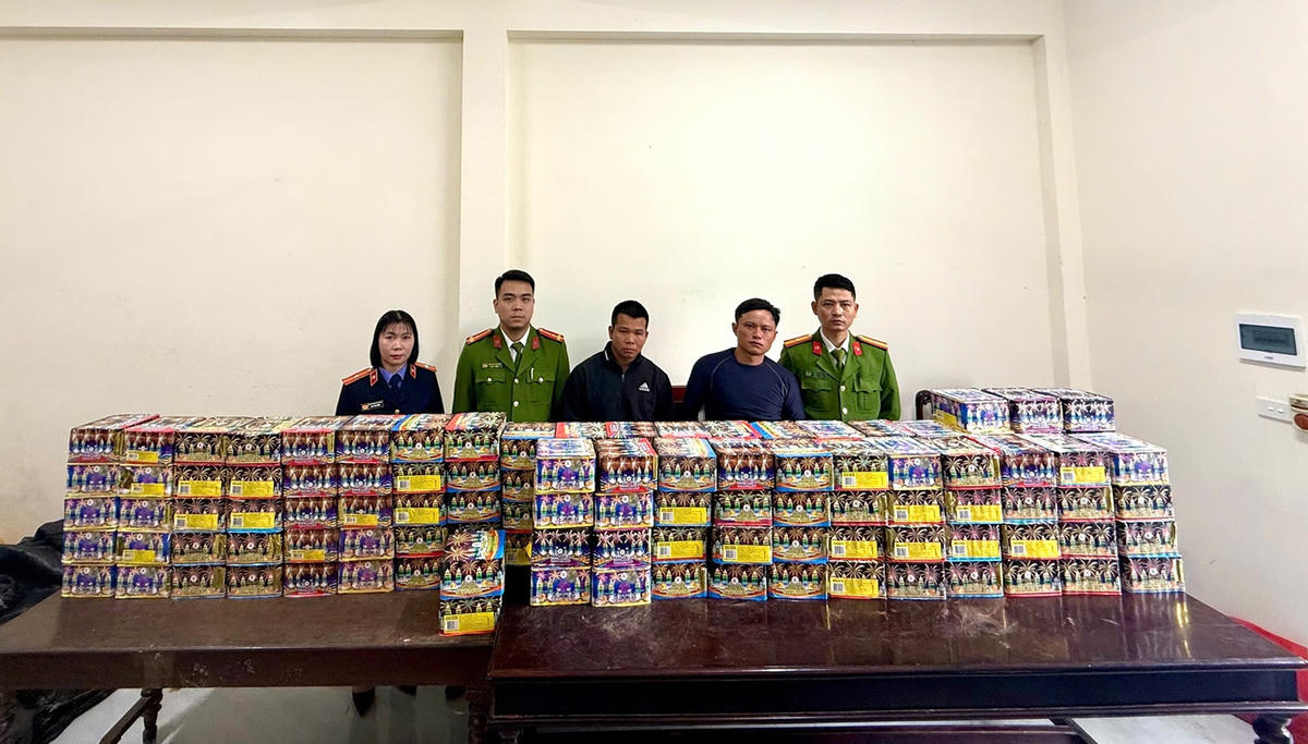 Hai đối tượng và tang vật tại cơ quan Công an. Ảnh: Công an tỉnh Nghệ An