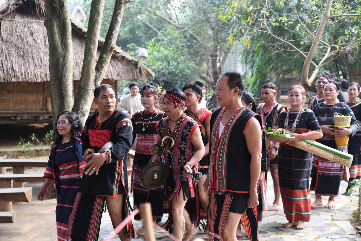 Đoàn đưa dâu tiến lên nhà Rông để cử hành lễ cưới theo nghi thức truyền thống. Ảnh: Phạm Sỹ.. 