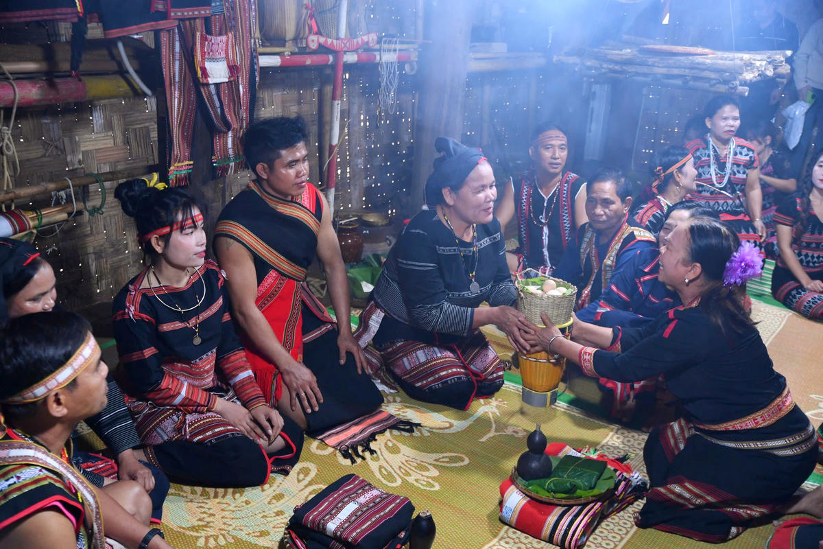 Bà mối đại diện phía nhà trai đến thưa chuyện, xin phép đón dâu vào giờ đẹp. Ảnh:Phạm Sỹ.