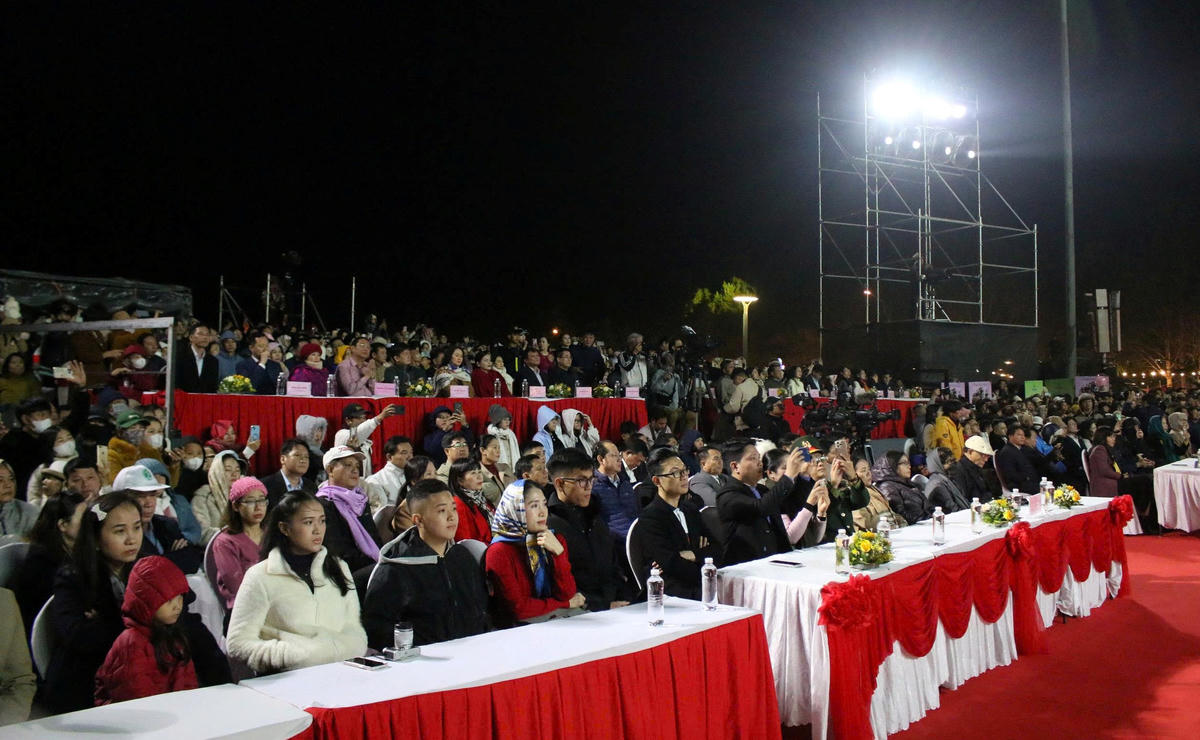 Các đại biểu tham dự Lễ khai mạc Tuần văn hóa du lịch với chủ đề “Măng Đen-&nbsp; Sắc hồng giữa đại ngàn”. Ảnh: Nguyễn Tín.