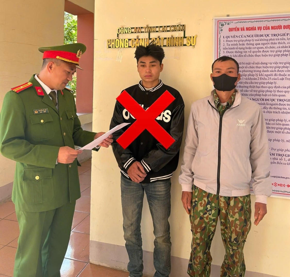 Đối tượng Lò Văn Sinh (đứng giữa) tại cơ quan điều tra. Ảnh: Công an tỉnh Lai Châu.