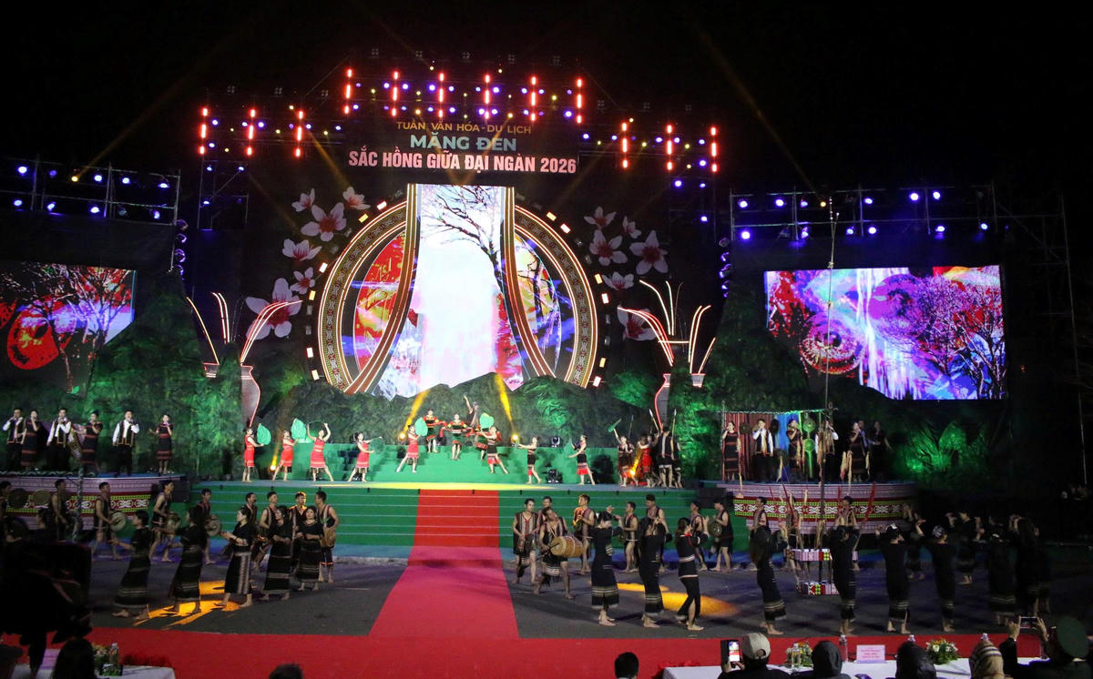 Quang cảnh lễ khai mạc Tuần văn hóa du lịch với chủ đề “Măng Đen-Sắc hồng giữa đại ngàn”. Ảnh: Tấn Thành.