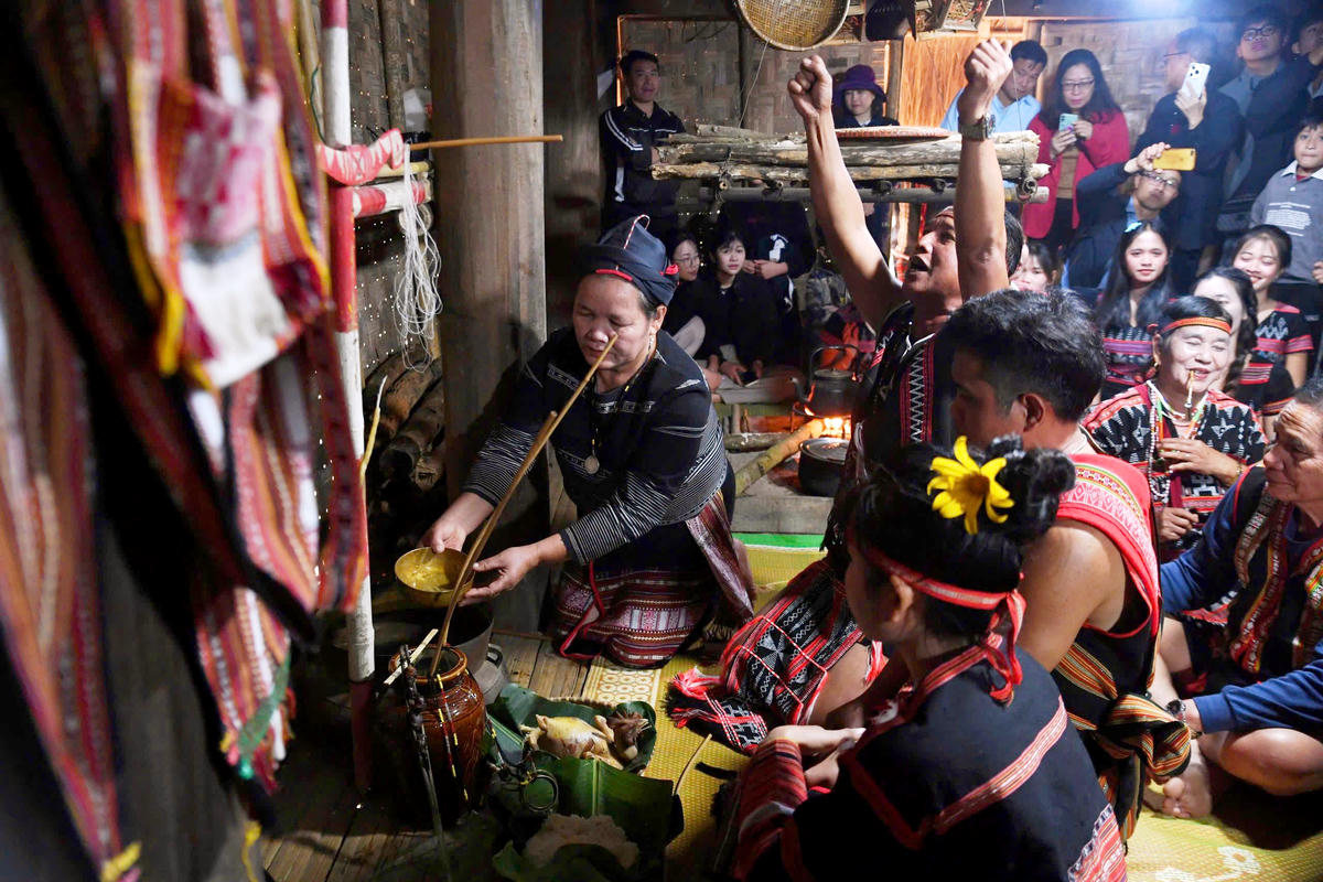 nhà gái mời nhà trai uống rượu cần. Ảnh: Phạm Sỹ.