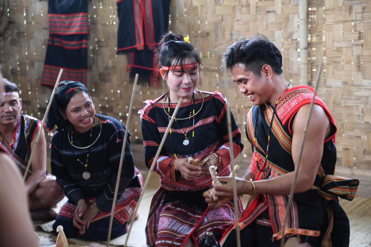 Đôi tân lang tân nương ăn chung một cái đùi gà, một miếng gan gà và uống chung một chén rượu cúng. Ảnh: Phạm Sỹ.