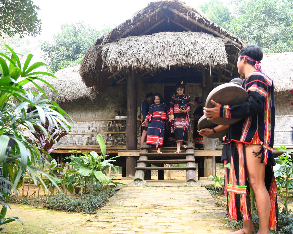 Sau nghi lễ xin dâu là nghi lễ đưa dâu. Mẹ chú rể dắt tay cô dâu về nhà. Ảnh: Phạm Sỹ.