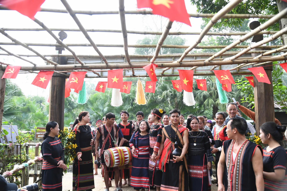 Nhà trai chuẩn bị đoàn đón tại cổng làng. Ảnh: Phạm Sỹ.