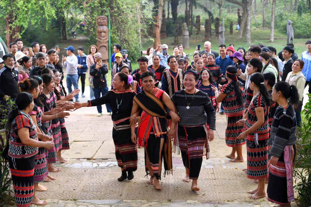 Nhà gái đón tiếp nồng hậu trong tiếng chiêng rộn ràng, điệu múa xoang của các cô gái trong làng, rồi mời đoàn nhà trai đưa lễ vật vào trung tâm nhà sàn. Ảnh:Phạm Sỹ.