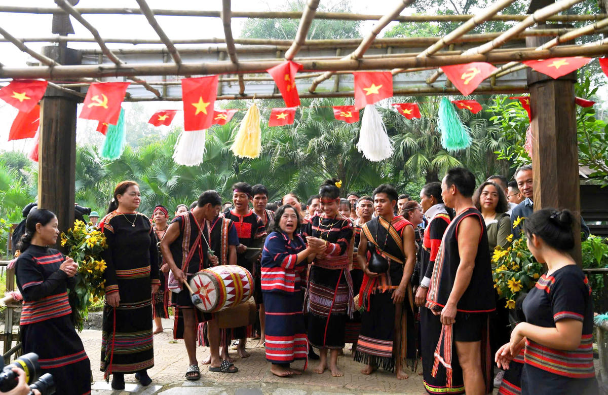 Mẹ chú rể trao vòng đồng cho cô con dâu như một cử chỉ chào đón, thể hiện niềm vui và hạnh phúc khi gia đình có thêm thành viên mới. Ảnh: Phạm Sỹ.