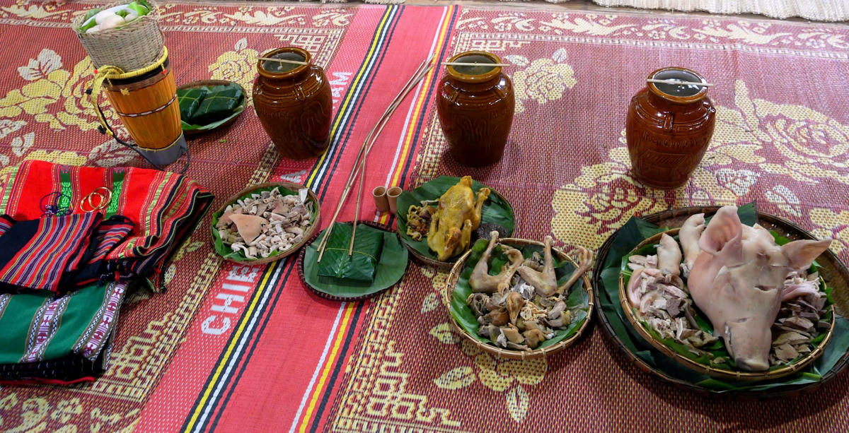 Những lễ vật được nhà trai chuẩn bị. Đây là những vật phẩm vừa mang ý nghĩa dâng cúng thần linh, vừa thể hiện sự trân trọng, chúc phúc và lời gửi gắm no ấm cho đôi trẻ trong chặng đường mới.

Ảnh: Phạm Sỹ.