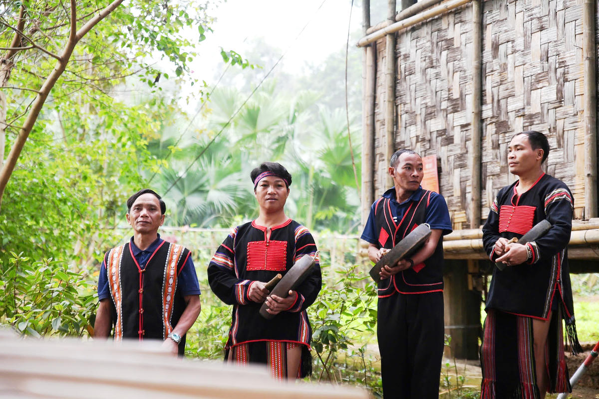 Không khí của lễ cưới được mở ra bằng sự chuẩn bị công phu từ hai bên gia đình và cộng đồng. Ảnh: Phạm Sỹ.. 