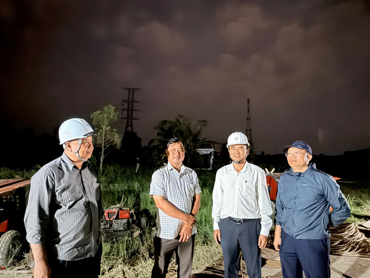 Phó Tổng giám đốc EVNSPC Đoàn Đức Hưng (đầu tiên bên trái) thường xuyên có mặt cả ngày lẫn đêm trên công trường các dự án điện