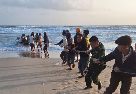 Các lực lượng kéo ghe bị chìm vào bờ. Ảnh: BP.