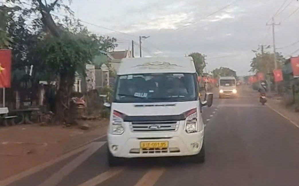 Hai xe khách đối diện đã có hành vi tạt đầu, chặn xe có camera. Ảnh: Cắt clip.