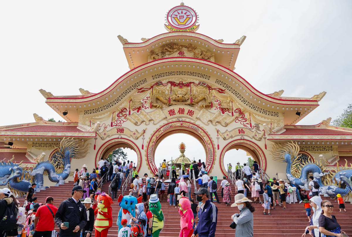 Các điểm đến tại TP Hồ Chí Minh thu hút người dân đến vui chơi trong đầu năm mới 2026. Ảnh: T.N