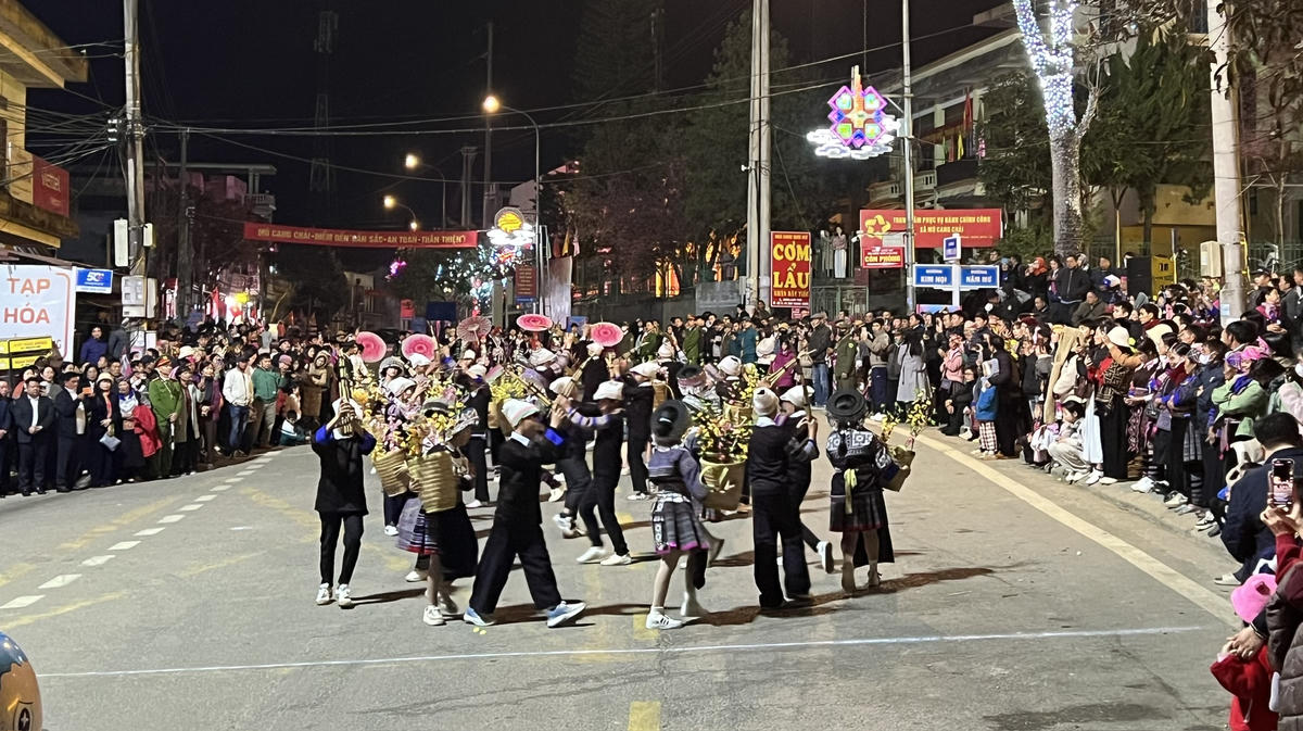 Các tiết mục được dàn dựng công phu, tái hiện sinh động đời sống sinh hoạt, lao động sản xuất và không gian văn hóa truyền thống của đồng bào Mông. Ảnh: Đức Hùng.