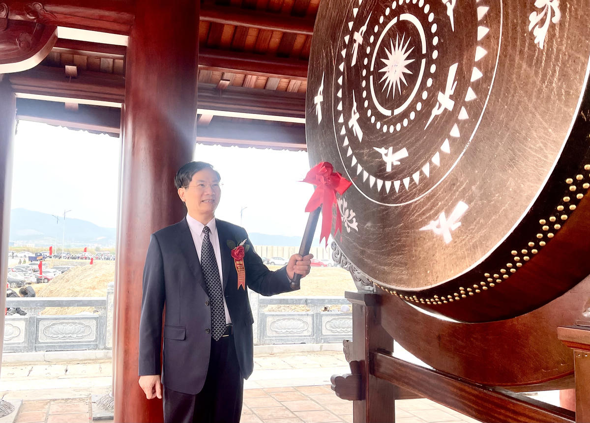  Phó Bí thư Tỉnh ủy, Chủ tịch Ủy ban MTTQ Việt Nam tỉnh Quảng Ninh Vũ Quyết Tiến thực hiện nghi thức đánh trống. Ảnh: Ngọc Anh.