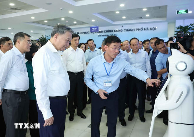 Tổng Bí thư Tô Lâm kiểm tra hoạt động tại Trung tâm hành chính công thành phố Hà Nội. (Ảnh: Thống Nhất/TTXVN)