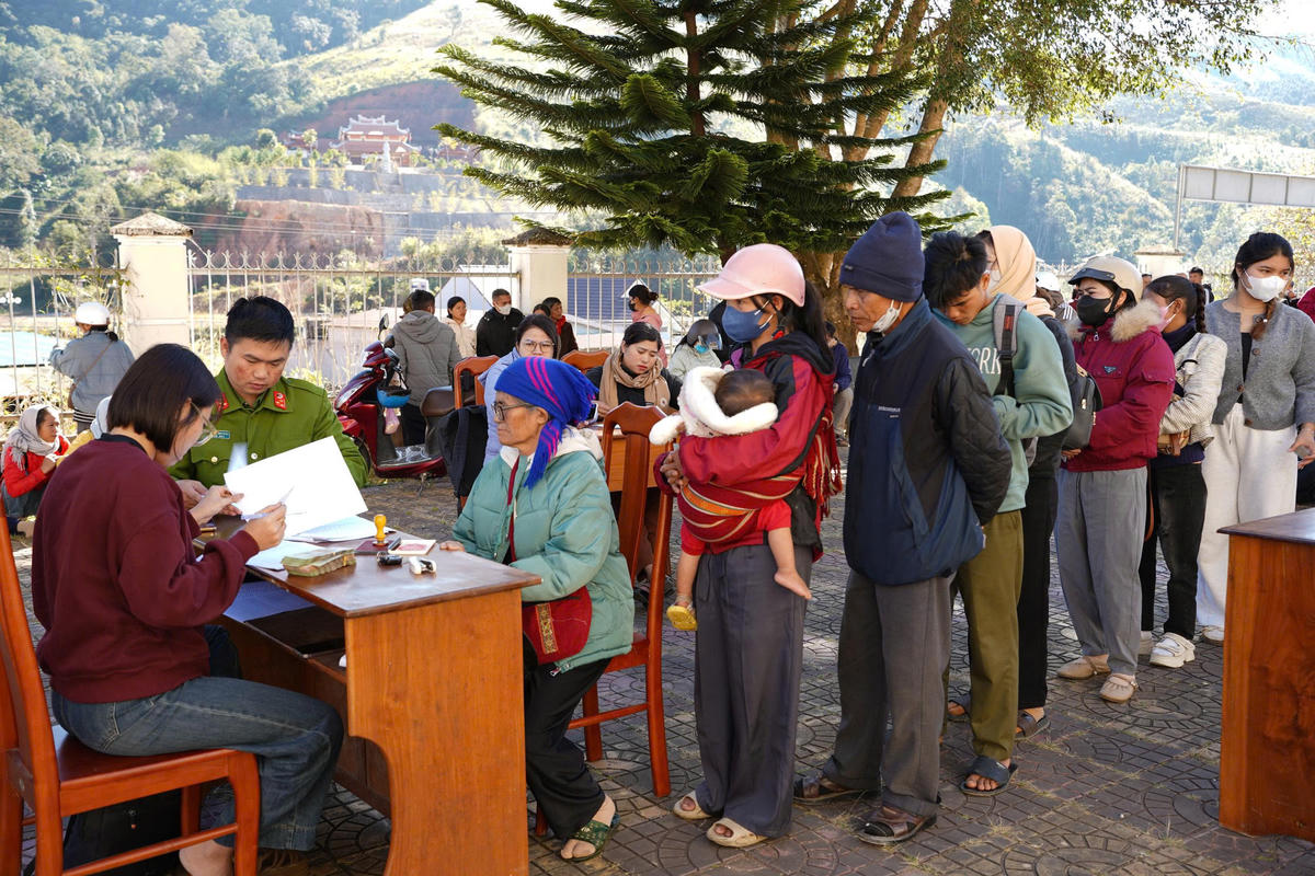 Người dân tỉnh Quảng Ngãi&nbsp;nhận quà Tết của Đảng, Nhà nước. Ảnh: CV.