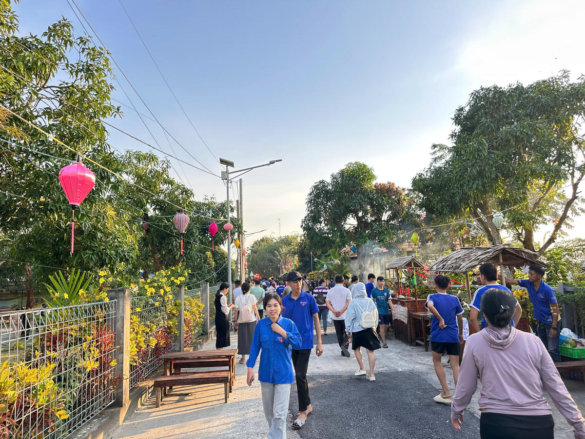 Ngày đầu ra mắt Không gian trải nghiệm “Đêm Tân Thuận Tây” thu hút hàng ngàn du khách đến tham quan. Ảnh: Trung Ngãi. 