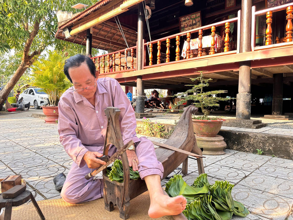 Tái hiện nghê làm thuốc rê Cao Lãnh. Ảnh: Trung Ngãi.