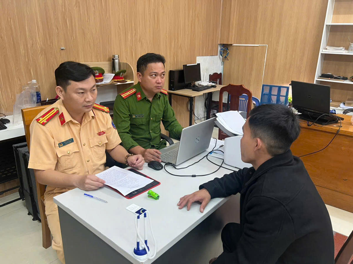 Lực lượng Công an Đà Nẵng làm việc với những người liên quan vụ việc tài xế cầm hung khí đe dọa trên dường Ảnh: CV.
