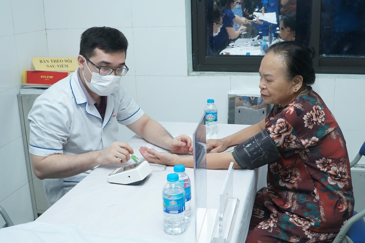 Bác sĩ Bệnh viện E thăm khám sức khỏe cho người dân. Ảnh: Đức Trân