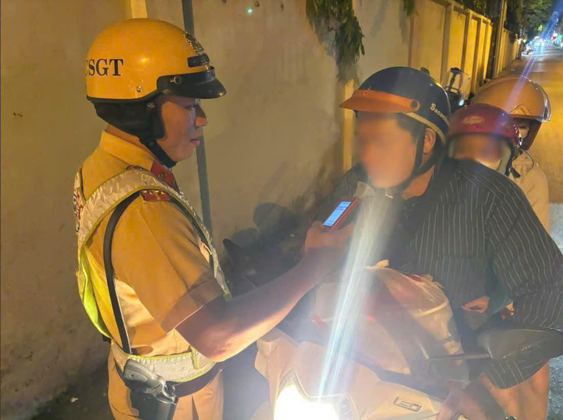 CSGT tiến hành kiểm tra nồng độ cồn của người điều khiển phương tiện. Ảnh: Phòng CSGT.